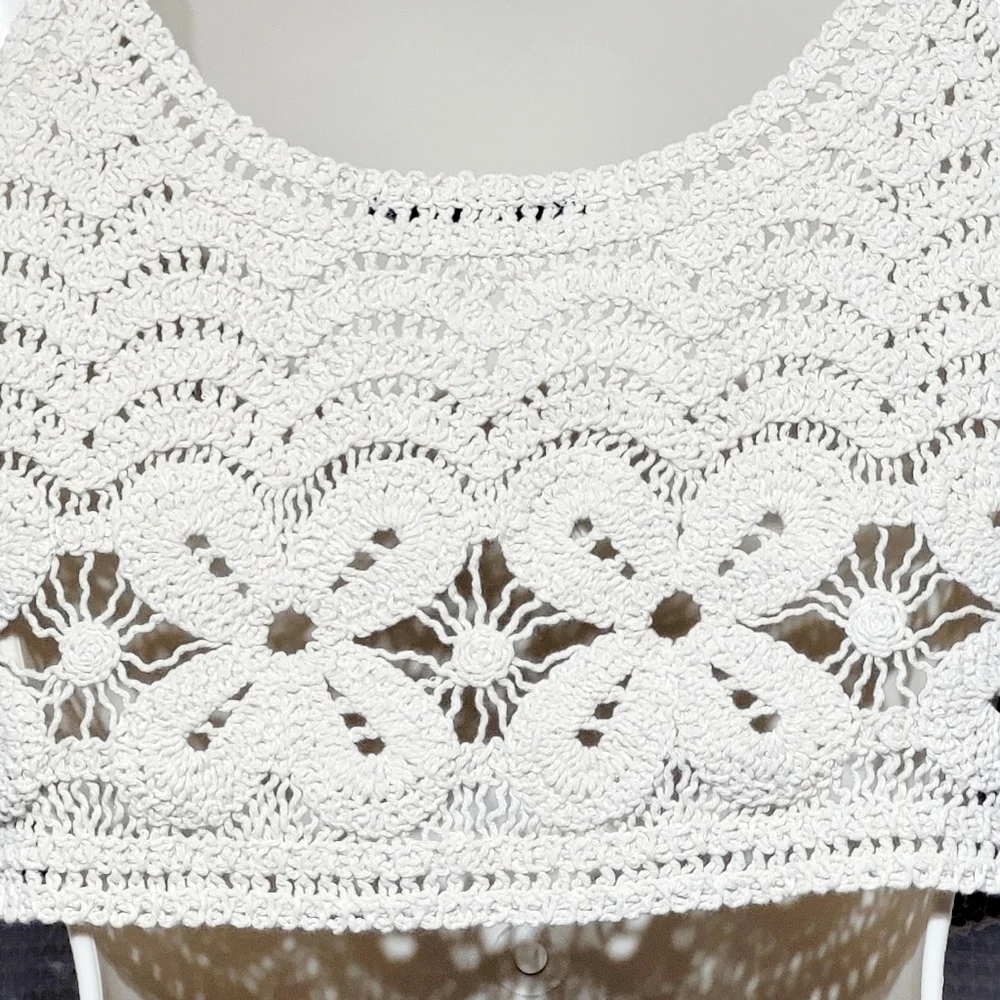 SHEIN Floral Crochet Crop Halter Top (4 / S) - Picture 4 of 8